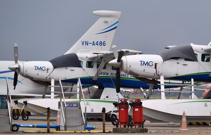 Những chiếc thủy phi cơ cũng được tập hợp riêng một góc và phủ bạt trước khoang lái, bảo vệ cabin.