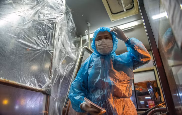 Các lái xe trước khi đến đều đã mặc đồ bảo hộ. Khu vực buồng lái được phân chia tách biệt hoàn toàn bằng nylon với khoang hành khách.