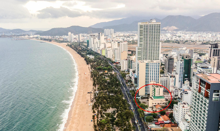 Cũng nằm mặt tiền đường biển là trụ sở cũ của Đài phát thanh, truyền hình tỉnh Khánh Hòa (KTV), ở số 70 Trần Phú. Khu đất này cũng ở trong tình trạng bỏ không nhiều năm nay.