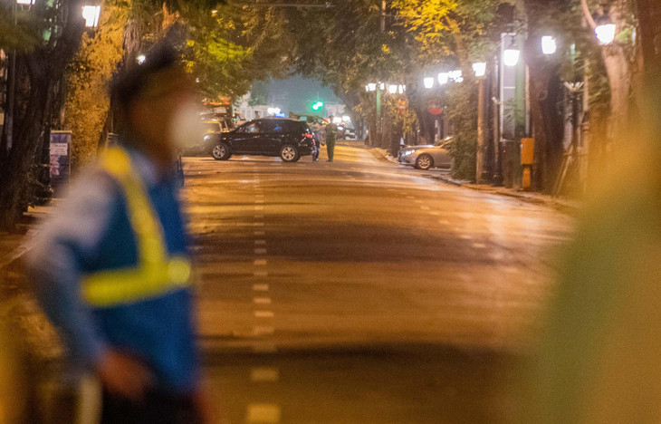 Khoảng 22h, phố Tràng Thi được chặn ở hai đầu. Mất khoảng 2 giờ để tất cả F1 lên xe buýt. Một cán bộ làm nhiệm vụ tại đây cho biết, lực lượng y tế phải làm nhiều công đoạn để đảm bảo an toàn trước khi mọi người lên xe và di chuyển.