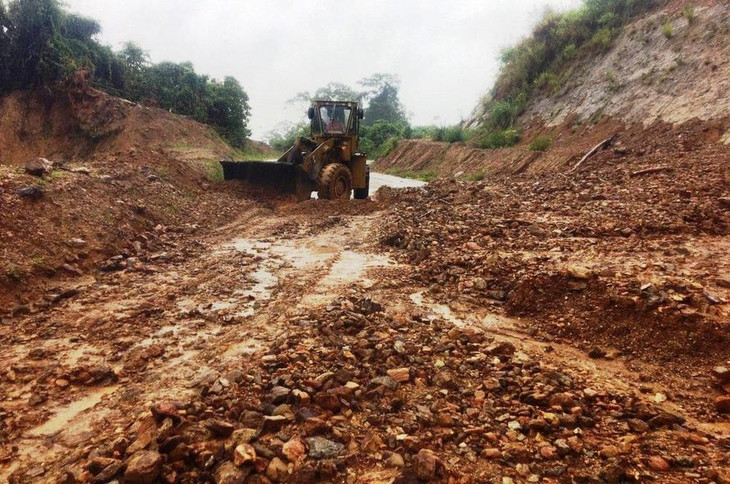 Mưa lớn gây sạt lở đất đá vùi lấp đường giao thông tại Thừa Thiên Huế Mưa lớn gây sạt lở đất đá vùi lấp đường giao thông tại Thừa Thiên Huế