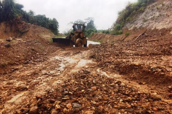 Mưa lớn gây sạt lở đất đá vùi lấp đường giao thông tại Thừa Thiên Huế