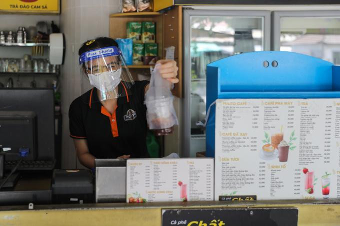 Một điểm kinh doanh thức uống tại Quận 7 thí điểm bán hàng mang về