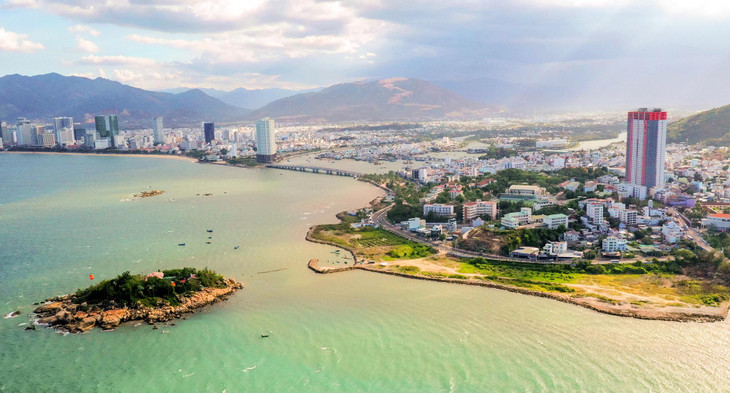 Một trong những khu đất bị bỏ hoang, nhiều tai tiếng ở Nha Trang là dự án Công viên văn hóa, giải trí, thể thao Nha Trang Sao, ở đường Phạm Văn Đồng, phường Vĩnh Phước. Khu đất này rộng hơn 10 ha, nằm bên vịnh Nha Trang, gần danh thắng Hòn Đỏ, Hòn Chồng.