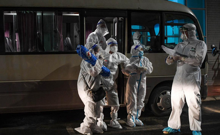 Người dân lỉnh kỉnh đồ đạc lấy từ trên xe di chuyển vào khu cách ly tại nhà C của Bệnh viện Thanh Nhàn.