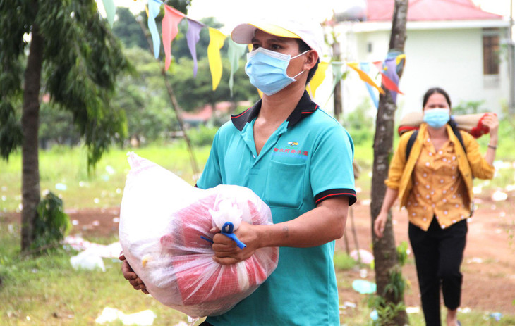 Do đi bộ nên nhiều người chỉ mang theo những vật dụng giá trị và thiết yếu như thức ăn, nước uống.