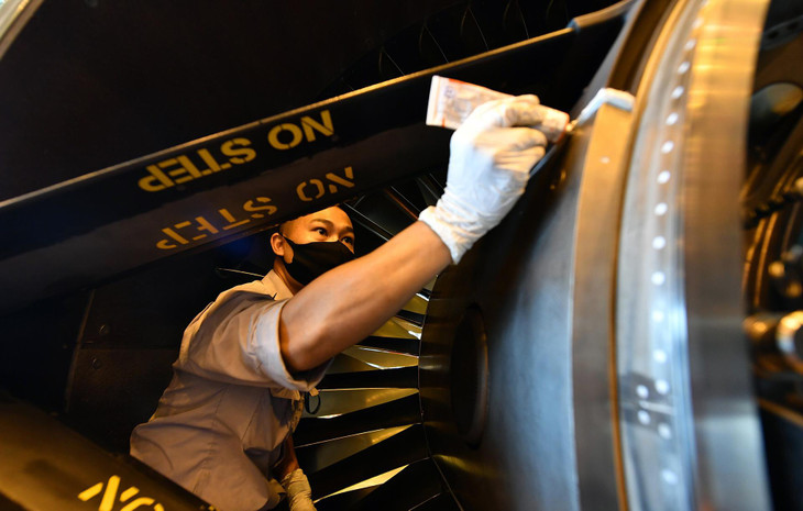 Những ngày này, đội ngũ bảo dưỡng, sửa chữa máy bay liên tục làm việc để chuẩn bị cho những chuyến bay đón khách trở lại sau thời gian dài siết chặt giãn cách xã hội ở các địa phương...