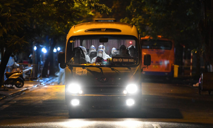 Mỗi lượt xe buýt và xe khách sẽ đưa khoảng 15-20 người thuộc đối tượng là các bệnh nhân bệnh nhẹ cùng người nhà đi theo.