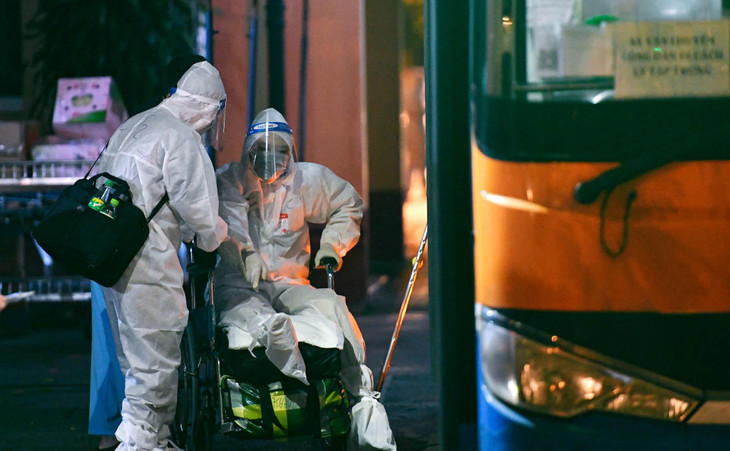 Tất cả những người có trong danh sách di chuyển buổi tối hôm nay sẽ được trang bị đầy đủ áo bảo hộ và vật dụng y tế cần thiết đảm bảo an toàn theo đúng quy định của Bộ Y tế.