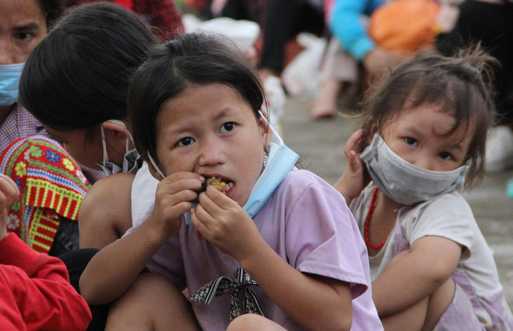 Trong số những người đi bộ về quê có nhiều trẻ em, phụ nữ mang thai. Khi đến Đắk Lắk, họ được hỗ trợ ăn uống trước khi lên xe trung chuyển.