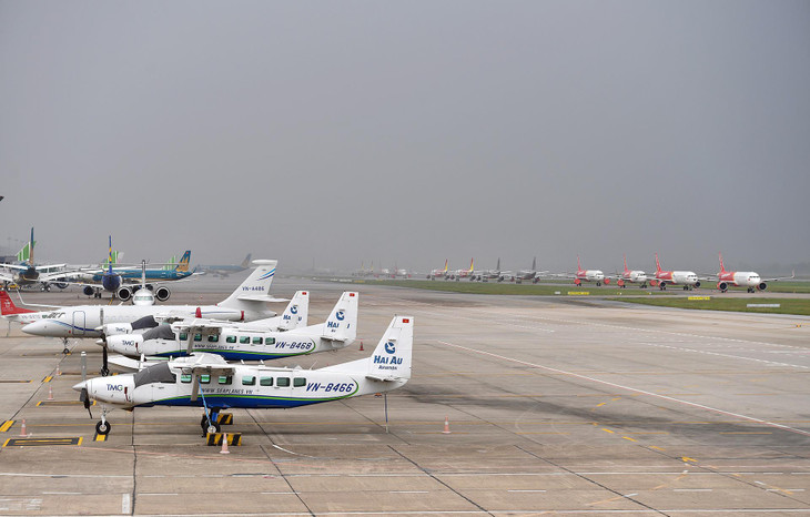 Sáng 2/10, dù vẫn nhiều máy bay xếp hàng, sân đỗ tại Cảng hàng không quốc tế Nội Bài đã thưa thớt hơn cách đây một tháng