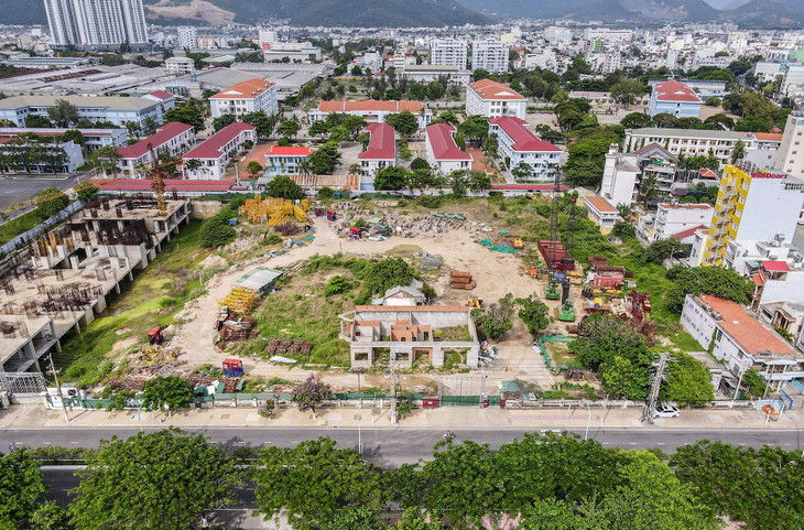 Khu đất ở 28E Trần Phú rộng hơn 20.112 m2 của phân xưởng cơ điện do Điện lực Khánh Hòa quản lý cũng bị bỏ hoang gần 8 năm.