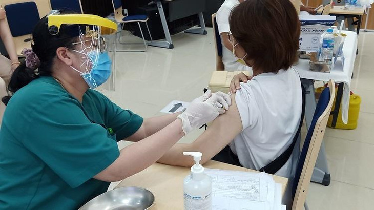 Việc đẩy nhanh tiến độ tiêm vaccine nhằm giúp người lao động đạt điều kiện để trở lại sản xuất Việc đẩy nhanh tiến độ tiêm vaccine nhằm giúp người lao động đạt điều kiện để trở lại sản xuất