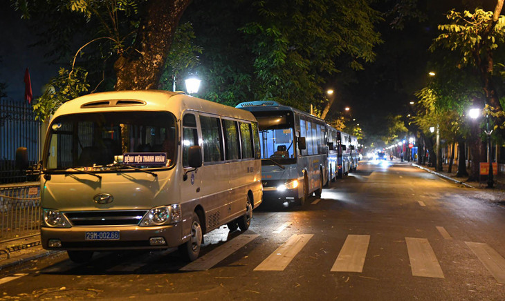 Trước cửa Bệnh viện Hữu nghị Việt Đức mặt đường Tràng Thi cũng bố trí hàng dài xe buýt chuẩn bị cho công tác đưa đón bệnh nhân và người nhà bệnh nhân.