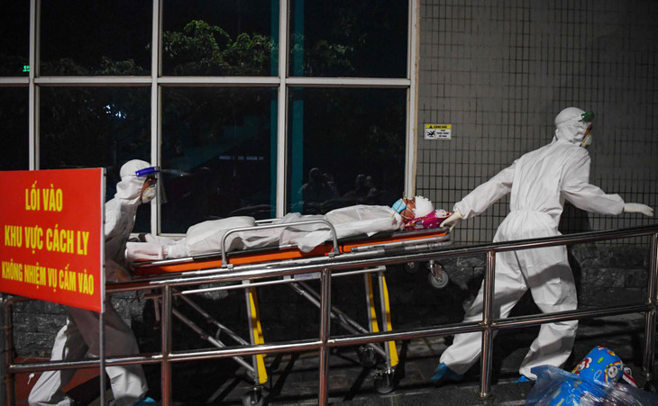 Những người có tiền sử bệnh nặng sẽ được nhân viên y tế hỗ trợ di chuyển bằng xe lăn hoặc xe cáng đi theo lối đi riêng.