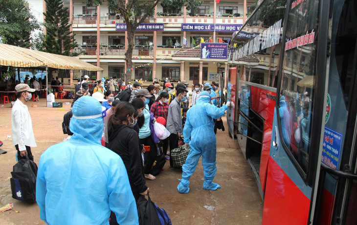 Quãng đường di chuyển hơn 100 km nên cơ quan chức năng huy động xe giường nằm để vận chuyển người dân. Nhiều lúc, người dân đổ về đông, Sở GTVT Đắk Lắk phải huy động tất cả các phương tiện hiện có thể hỗ trợ họ di chuyển.