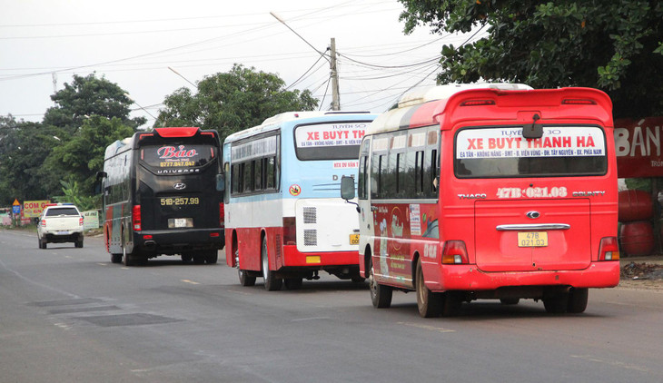 Theo Sở GTVT Đắk Lắk, lượng người từ các tỉnh phía nam đi qua địa bàn liên tục tăng. Cơ quan này đã cử cán bộ kết nối với tỉnh Đắk Nông để nắm số lượng cụ thể, qua đó chủ động bố trí phương tiện hỗ trợ người dân.
