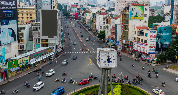 Khu vực vòng xoay Điện Biên Phủ sáng nay đông đúc hơn những ngày trước.