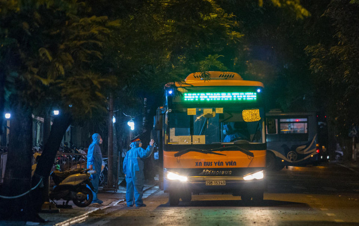 Phó Giám đốc phụ trách CDC Hà Nội Trương Quang Việt cho biết, tại Bệnh viện Việt Đức, ca bệnh không chỉ liên quan nhân viên y tế, người nhà bệnh nhân mà còn lan sang người bán hàng ăn cạnh bệnh viện, nhân viên vệ sinh, nhà ăn...