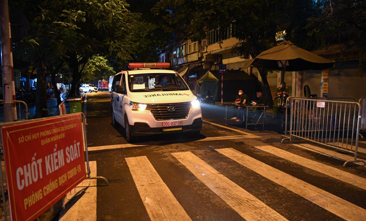 Từ 19h tối 4/10, khoảng 50 xe gồm xe cấp cứu, xe buýt, xe khách liên tục di chuyển tại khu vực phố Tràng Thi, Phủ Doãn vận chuyển bệnh nhân và người nhà bệnh nhân tới 3 bệnh viện gồm Thanh Nhàn, Đại học Y Hà Nội và Đức Giang.