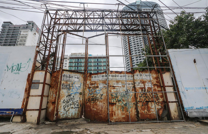 Bên ngoài khu đất hơn 3.642 m2 được quây tôn cao gần 3 m. Nhiều năm trước nơi này được quảng bá rầm rộ về dự án khách sạn, căn hộ 5 sao, nhưng &quot;án binh bất động&quot; từ đó đến nay.