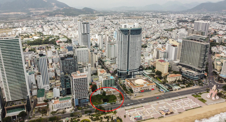 Nằm ở vị trí đắc địa bậc nhất TP Nha Trang, sát bên Trung tâm hội nghị 46 Trần Phú, đối diện Quảng trường 2/4 là khu đất 48-48A. Khu đất này có 2 mặt tiền đường biển Trần Phú và Nguyễn Thị Minh Khai.