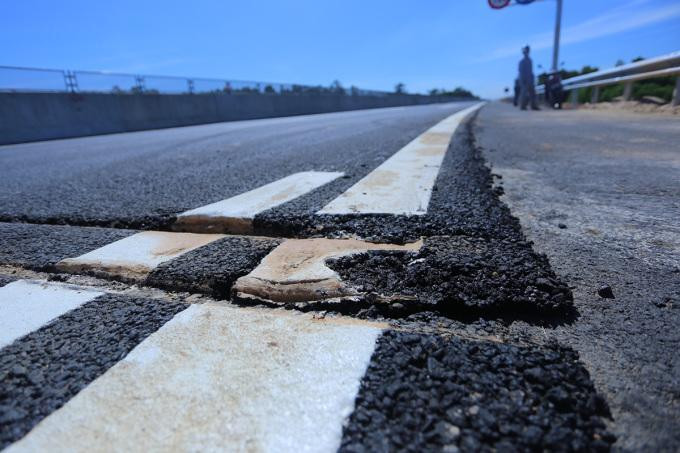 Mặt đường cao tốc Đà Nẵng - Quảng Ngãi bị hư hỏng
