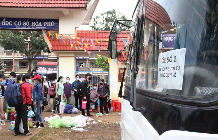 Sau khi người dân nghỉ ngơi, Sở GTVT tỉnh Đắk Lắk bố trí phương tiện chở họ đến cầu 110 (giáp Gia Lai) để địa phương này tiếp tục hỗ trợ.