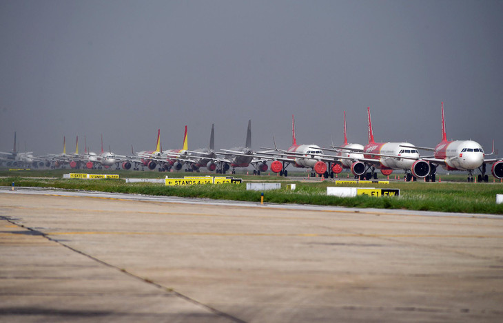 Trên đường lăn, tàu bay của các hãng hàng không Việt như Vietjet, Bamboo, Vietnam Airlines vẫn xếp hàng &quot;bất động&quot; nhiều ngày.