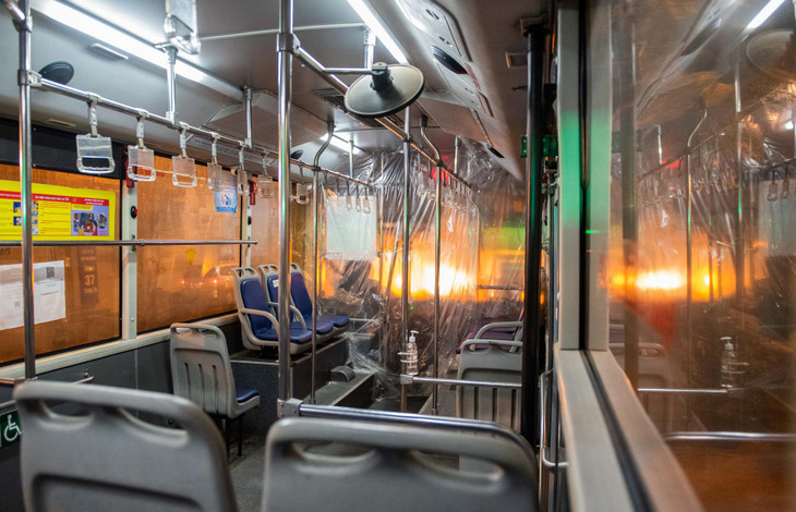 Theo tài xế, mỗi F1 được bố trí ngồi một ghế. Một lãnh đạo UBND quận Hoàn Kiếm cho biết, hơn 100 F1 này sẽ được đưa đi cách ly tập trung tại Đại học Sư phạm Thể dục thể thao huyện Chương Mỹ, Hà Nội.