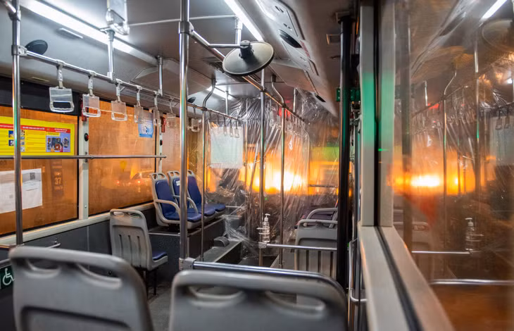 Theo tài xế, mỗi F1 được bố trí ngồi một ghế. Một lãnh đạo UBND quận Hoàn Kiếm cho biết, hơn 100 F1 này sẽ được đưa đi cách ly tập trung tại Đại học Sư phạm Thể dục thể thao huyện Chương Mỹ, Hà Nội.