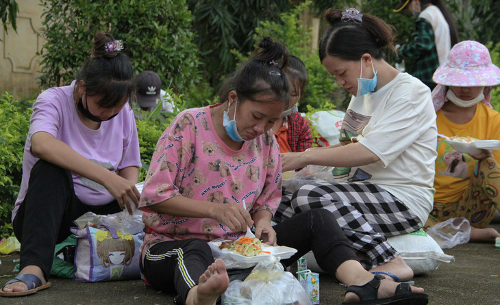 Những người này làm việc tại Bình Dương. Do ảnh hưởng của dịch, họ thất nghiệp, hết tiền nên quyết định về quê. Khi đến địa phận Bình Phước, họ được chính quyền hỗ trợ chở đến địa phận tỉnh Đắk Nông. Sau đó, UBND tỉnh Đắk Nông tiếp tục bố trí xe chở số lao động này và người thân đến tỉnh Đắk Lắk