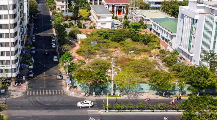 Bị bỏ hoang lâu nhất là khu đất ở 82 Trần Phú với thời gian gần 20 năm. Khu đất này rộng hơn 3.600 m2, nằm ở mặt tiền con đường biển sầm uất bậc nhất của TP Nha Trang.