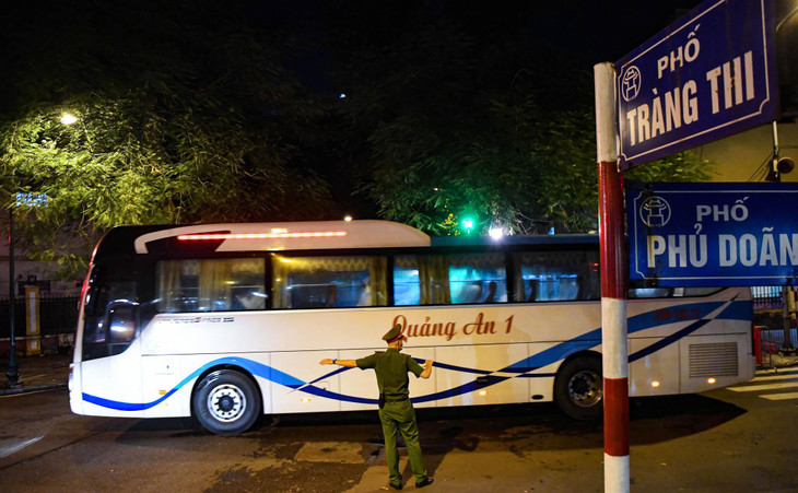 Lực lượng chức năng bao gồm công an, thanh tra giao thông được điều động phân luồng giao thông, hỗ trợ các xe di chuyển tại các cửa ra, vào bệnh viện.