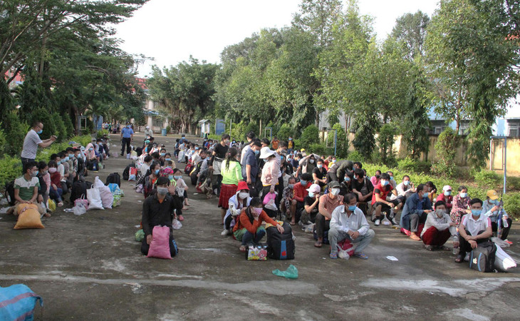Ba ngày qua, Sở GTVT tỉnh Đắk Lắk đã huy động hàng trăm chuyến xe để vận chuyển hơn 2.000 người đi bộ qua địa bàn để về quê.