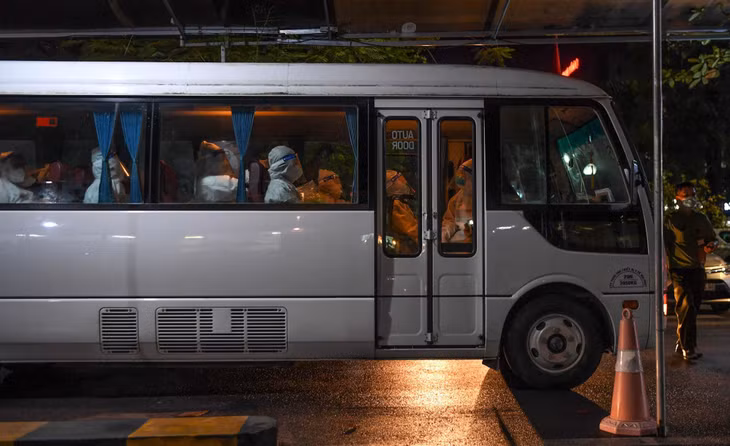 Gần 200 bệnh nhân và người nhà bệnh nhân sẽ được Bệnh viện Thanh Nhàn tiếp nhận trong buổi tối hôm nay.