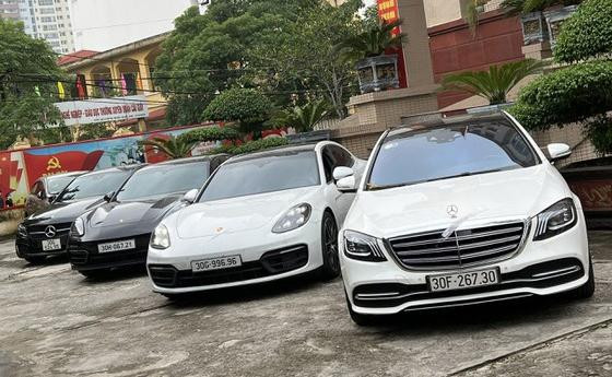 Nhiều ôtô hạng sang bị công an thu giữ
