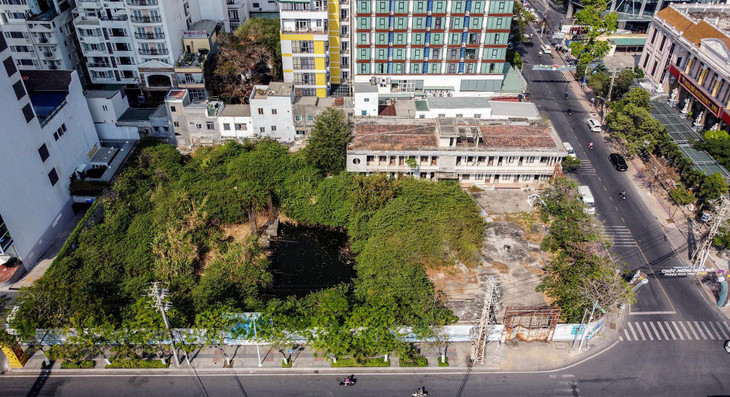 Khu đất này rộng hơn 3.642 m2, bị bỏ hoang hơn 12 năm nay. Bên trong cỏ dại mọc um tùm, ao tù nước đọng đen ngòm.