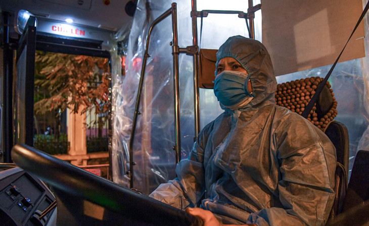 Suốt những ngày qua, xe buýt nhanh Hà Nội đã phối hợp cùng các đơn vị chức năng lên phương án và vận chuyển bệnh nhân từ Bệnh viện Việt Đức sang các bệnh viện khác. &quot;Có nhiều hôm chúng tôi thức tới 2-3h sáng thực hiện nhiệm vụ đưa bệnh nhân và người nhà bệnh nhân tới khu cách ly tập trung&quot;, một tài xế xe buýt cho biết.