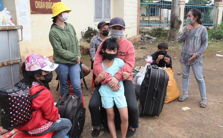 Gia đình 10 người của chị Y Bâu (28 tuổi, quê Kon Tum) đi bộ bộ hơn 3 giờ từ Tân Uyên, Bình Dương đến địa phận Bình Phước thì được chính quyền bố trí xe chở đến Đắk Nông. Sau gần một ngày di chuyển, gia đình họ đến Đắk Lắk.