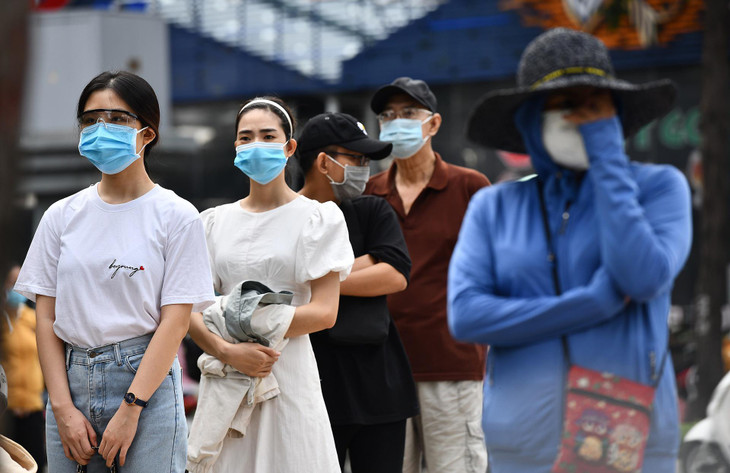 Bích Lan và nhiều người đứng xếp hàng chờ khám tại Bệnh viện Mắt TP.HCM (Quận 3).