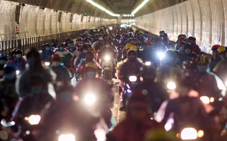 Mở thông 4 hầm ở miền Trung hỗ trợ người dân về quê