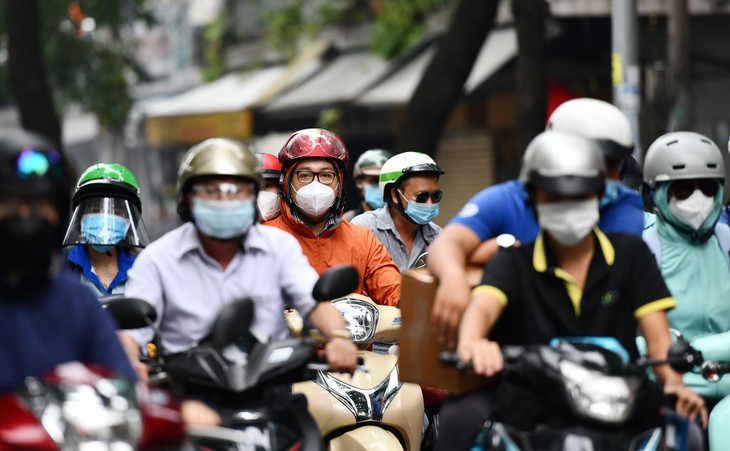 Sáng 4/10, người lao động, nhân viên văn phòng, dân công sở dần quay trở lại làm việc sau nhiều tháng ở nhà.