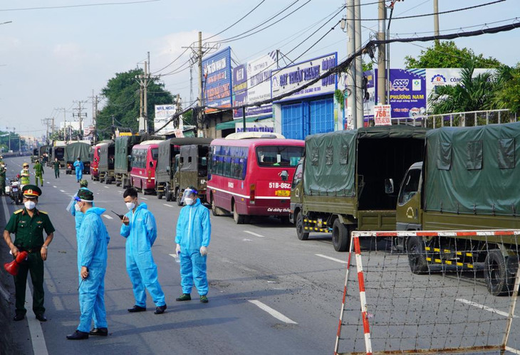Ô tô được huy động chở người dân cùng xe máy về các tỉnh miền Tây Ô tô được huy động chở người dân cùng xe máy về các tỉnh miền Tây