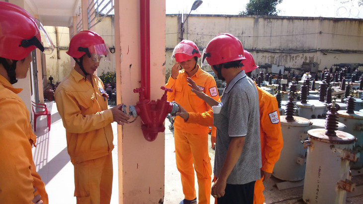 Kiểm tra thiết bị PCCC của Điện lực cơ sở tại Sóc Trăng