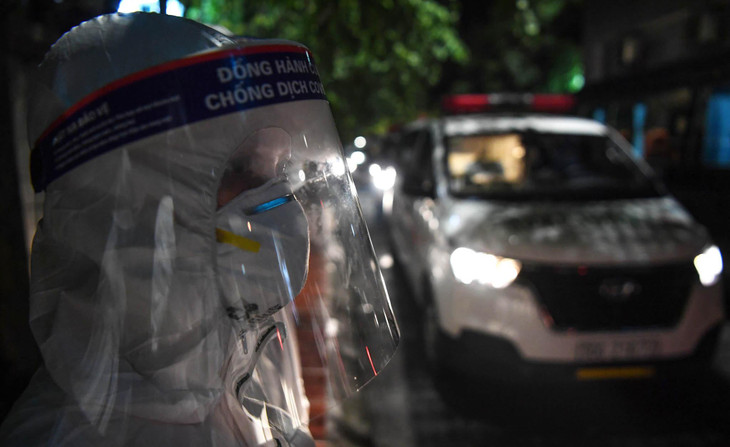 Bệnh viện Việt Đức dự kiến sẽ chuyển khoảng 200 bệnh nhân, người nhà sang Bệnh viện Đại học Y Hà Nội, 450 người sang Bệnh viện Thanh Nhàn và 350 người sang Bệnh viện Đức Giang. Tính đến tối 4/10, Trung tâm Kiểm soát bệnh tật (CDC) Hà Nội cho biết, chuỗi lây nhiễm liên quan Bệnh viện Việt Đức đã có 41 ca Covid-19. Trong đó, 33 người tại Hà Nội và 8 người tại 4 tỉnh, thành khác gồm Nam Định (4 ca), Hưng Yên (1 ca), Hà Tĩnh (2 ca) và Hải Dương (1 ca).