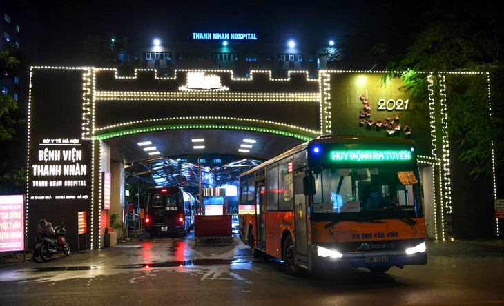 Trong buổi tối cùng ngày, tại Bệnh viện Thanh Nhàn (quận Hai Bà Trưng, Hà Nội) đã thực hiện việc phân luồng đón các đoàn xe đưa bệnh nhân từ Bệnh viện Việt Đức sang điều trị.