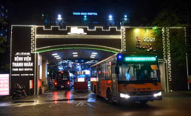 Trong buổi tối cùng ngày, tại Bệnh viện Thanh Nhàn (quận Hai Bà Trưng, Hà Nội) đã thực hiện việc phân luồng đón các đoàn xe đưa bệnh nhân từ Bệnh viện Việt Đức sang điều trị.