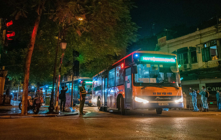 Khoảng 0h10 ngày 3/10, các xe buýt chở F1 bắt đầu rời bệnh viện. 6 xe chở hết số lượng người được đưa đi cách ly trong đêm.