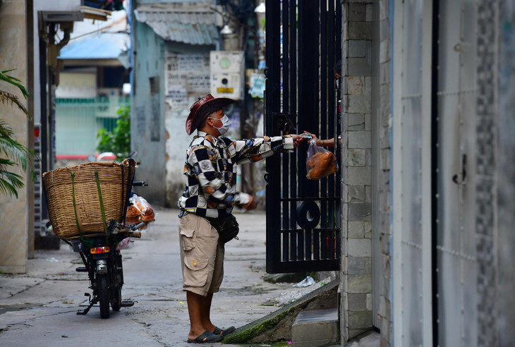 Người dân ở hẻm 224/18 Lý Thường Kiệt vẫn ít ra đường. Hàng ngày, cán bộ khu phố thường xuyên nhắc nhở mọi người không nên ra ngoài nếu không có lý do thật sự cần thiết.